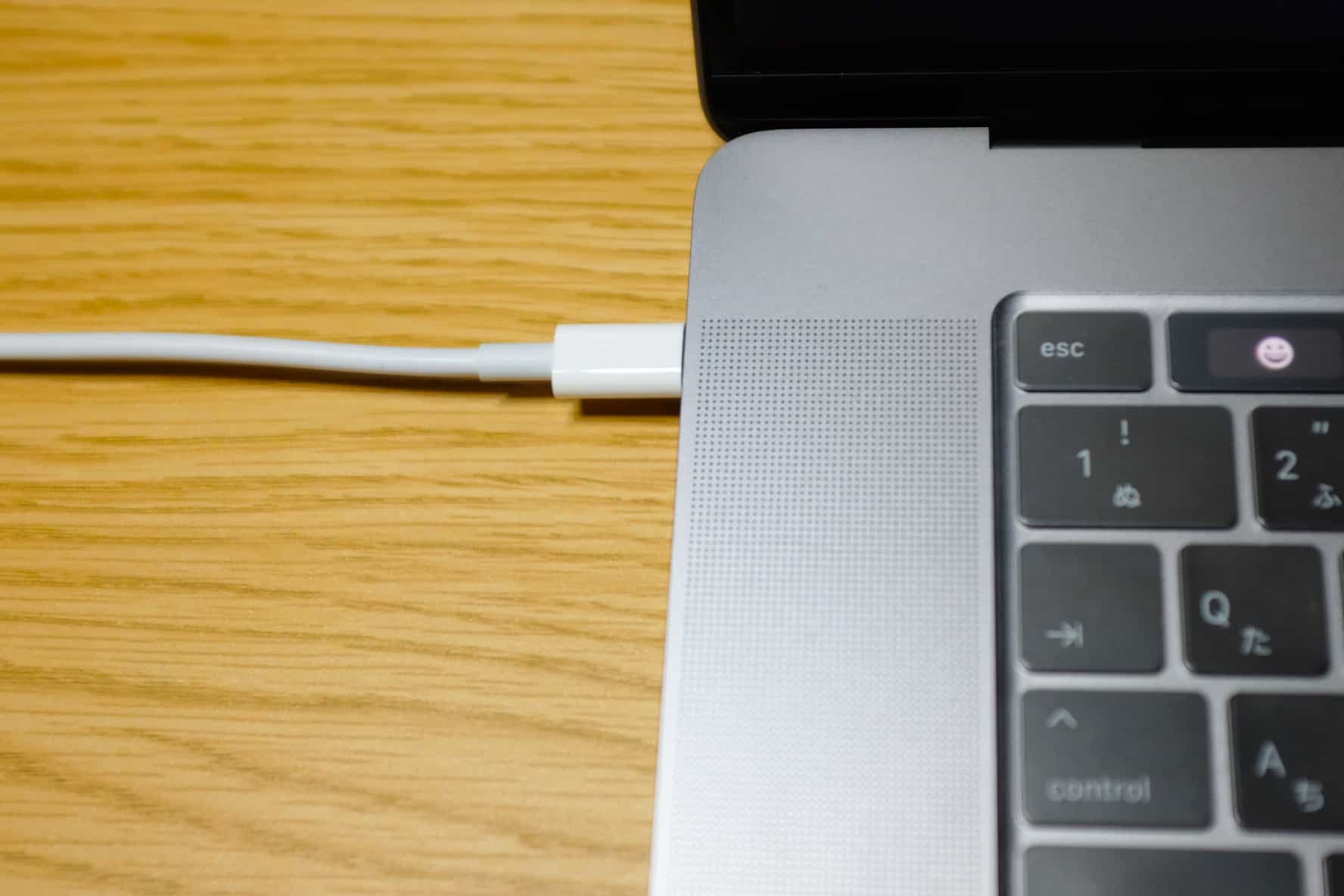 MacBookは充電しながら使う派？充電しながら使わない派？？