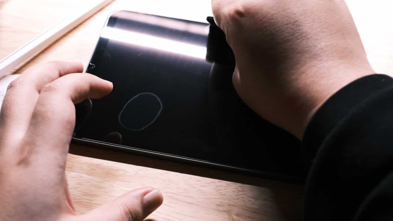 iPad mini（第6世代）にガラスフィルムを装着していく