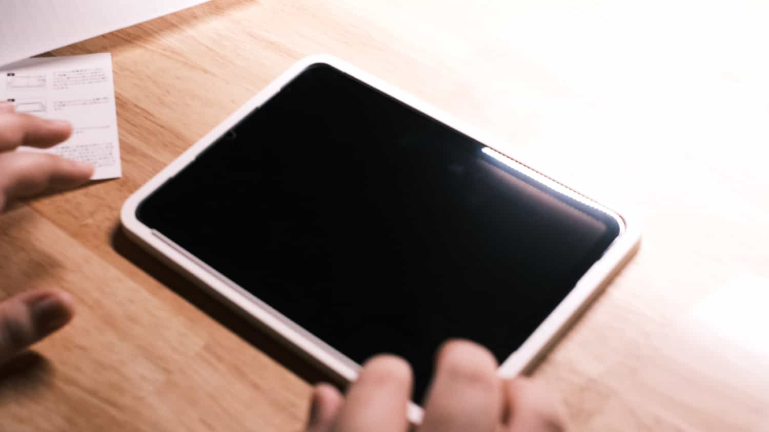iPad mini（第6世代）にガラスフィルムを装着していく