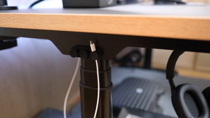メインデスクに設置している USB-Cケーブル1本（65W）