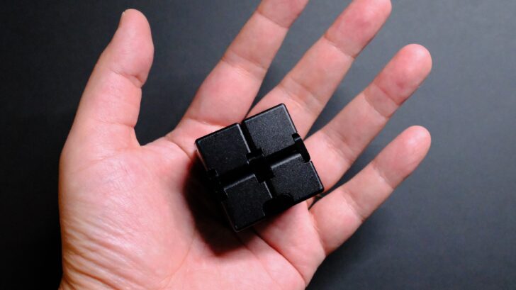 Infinity Cubeを購入しました！ストレス解消グッズとして最高！！デスクひとつ欲しいアイテムです
