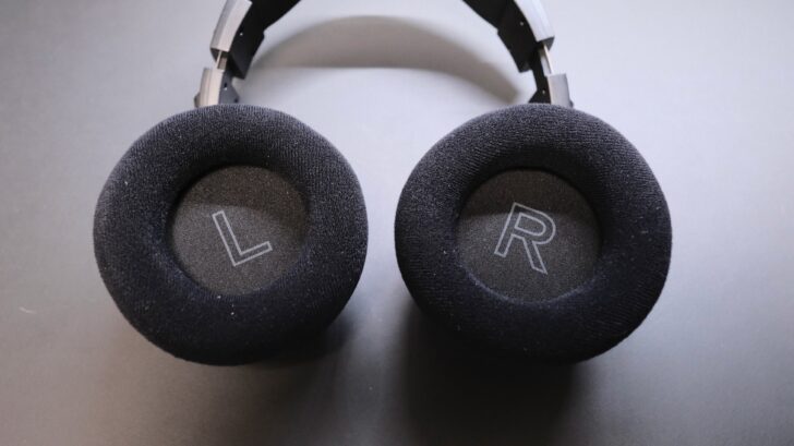 イヤーカップと可動部「R」「L」が印字されわかりやすい