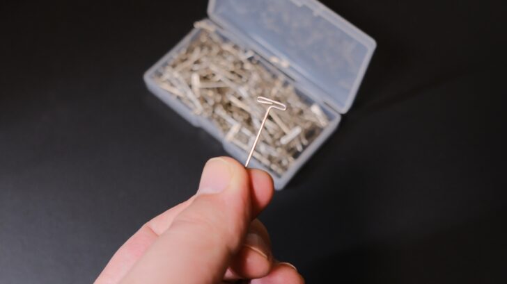 別途購入した虫ピンで取り付けする