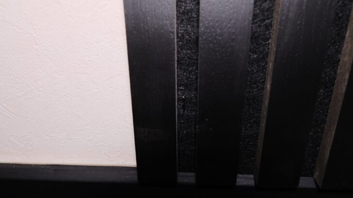 別途購入した虫ピンで取り付けする