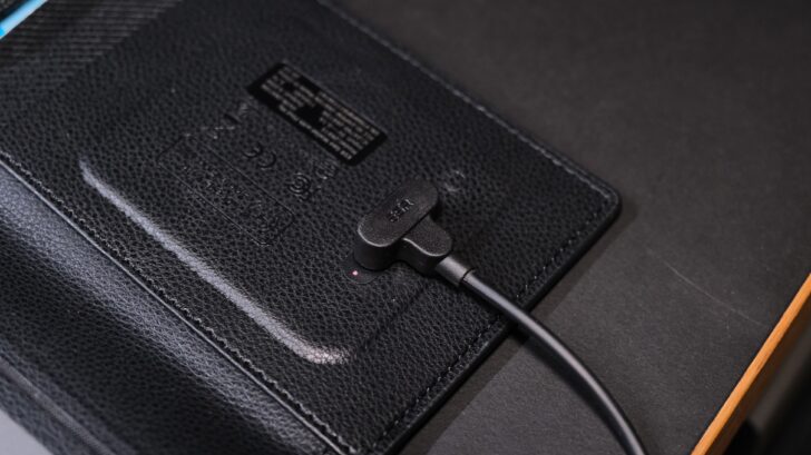 専用ケーブルでないと充電ができない