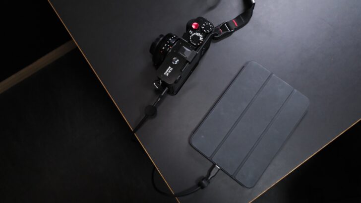 今まではデスク上で充電していた