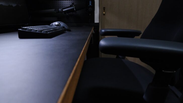 アームレストとデスクは同じ高さよき