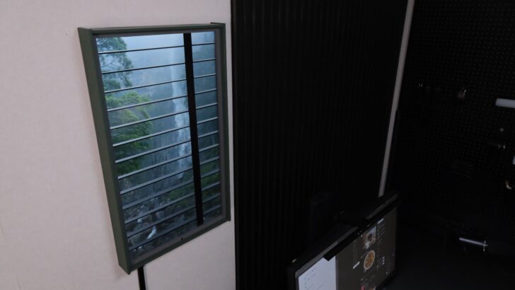 デスクまわりの壁と床