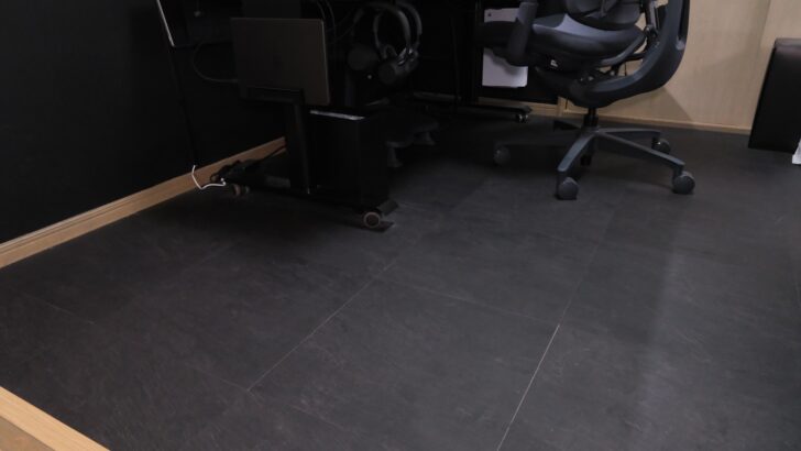 デスクまわりの壁と床