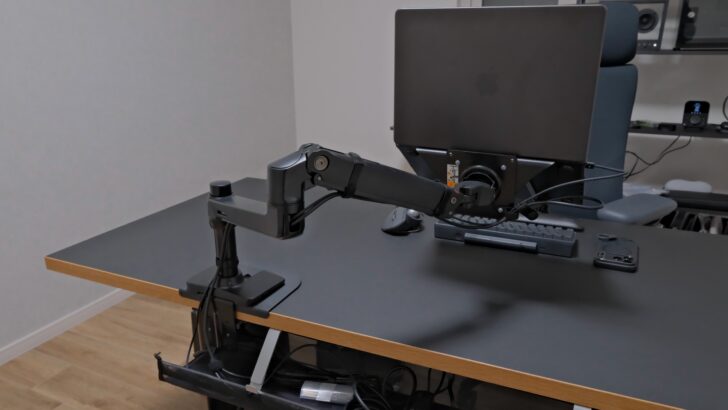 モニターアームの「大掛かり感」をなくしたい